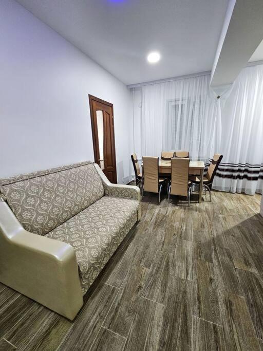 2 Bedroom Central Apartment キシナウ エクステリア 写真